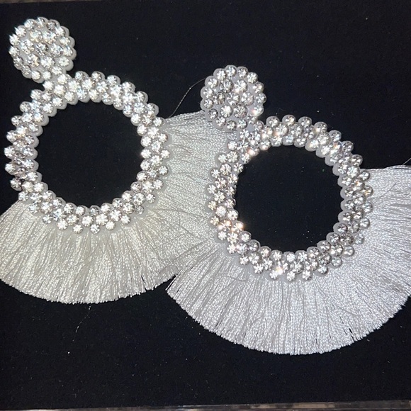 Jewelry - Beautiful white earrings